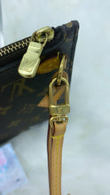 Load image into Gallery viewer, Louis Vuitton Monogram Neverfull GM Pouch w Fuchsia Interior- Pre Loved💕⠀

